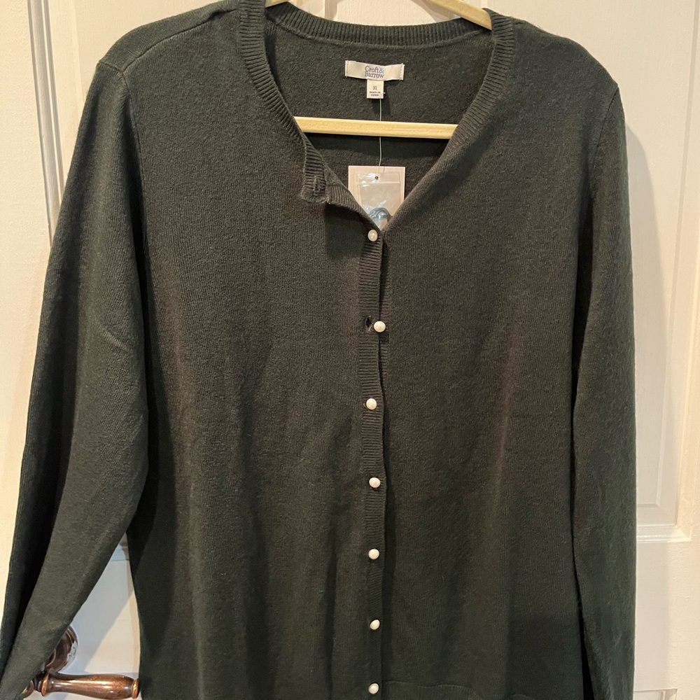 Women’s pearl button pine green cardigan. NWT. Size XL.